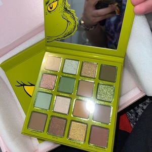 Kylie cosmetics Grinch Pallete